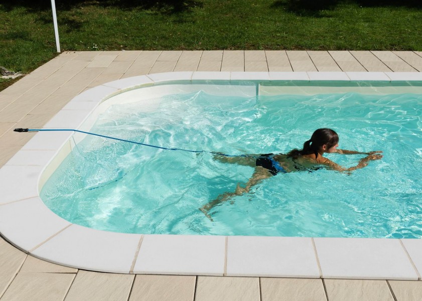 Élastique de nage : pour nager dans une petite piscine ?
