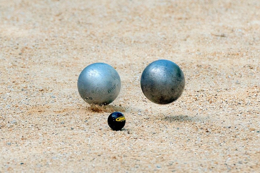 Boule et Terrain de pétanque d’intérieur & extérieur. Jeu pétanque