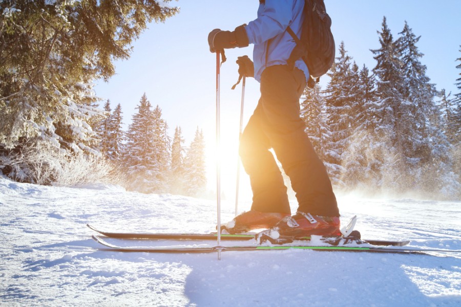 Quels sont les équipements nécessaires pour pratiquer la descente en ski ?