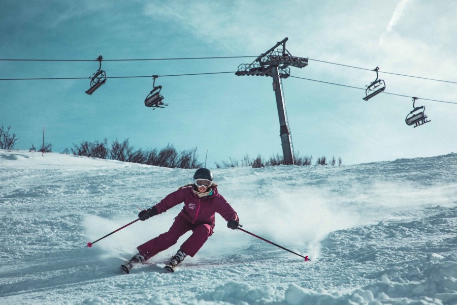 Skieuses débutantes ou expérimentées : comment choisir des skis adaptés ?